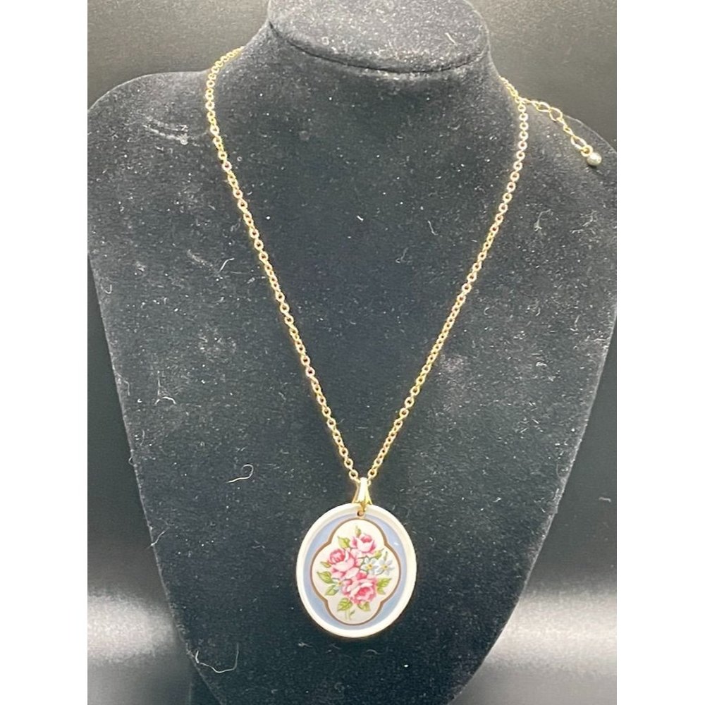 Avon Vintage Porcelain Roses Gold Tone Chain Necklace Length 17 Inches